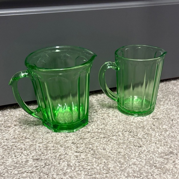 Vintage Hazel Atlas Green glass pitcher set of 2 ribbon pattern paneled design - Picture 2 of 16